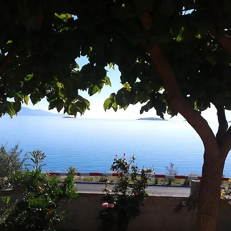 Apartment Niriides *